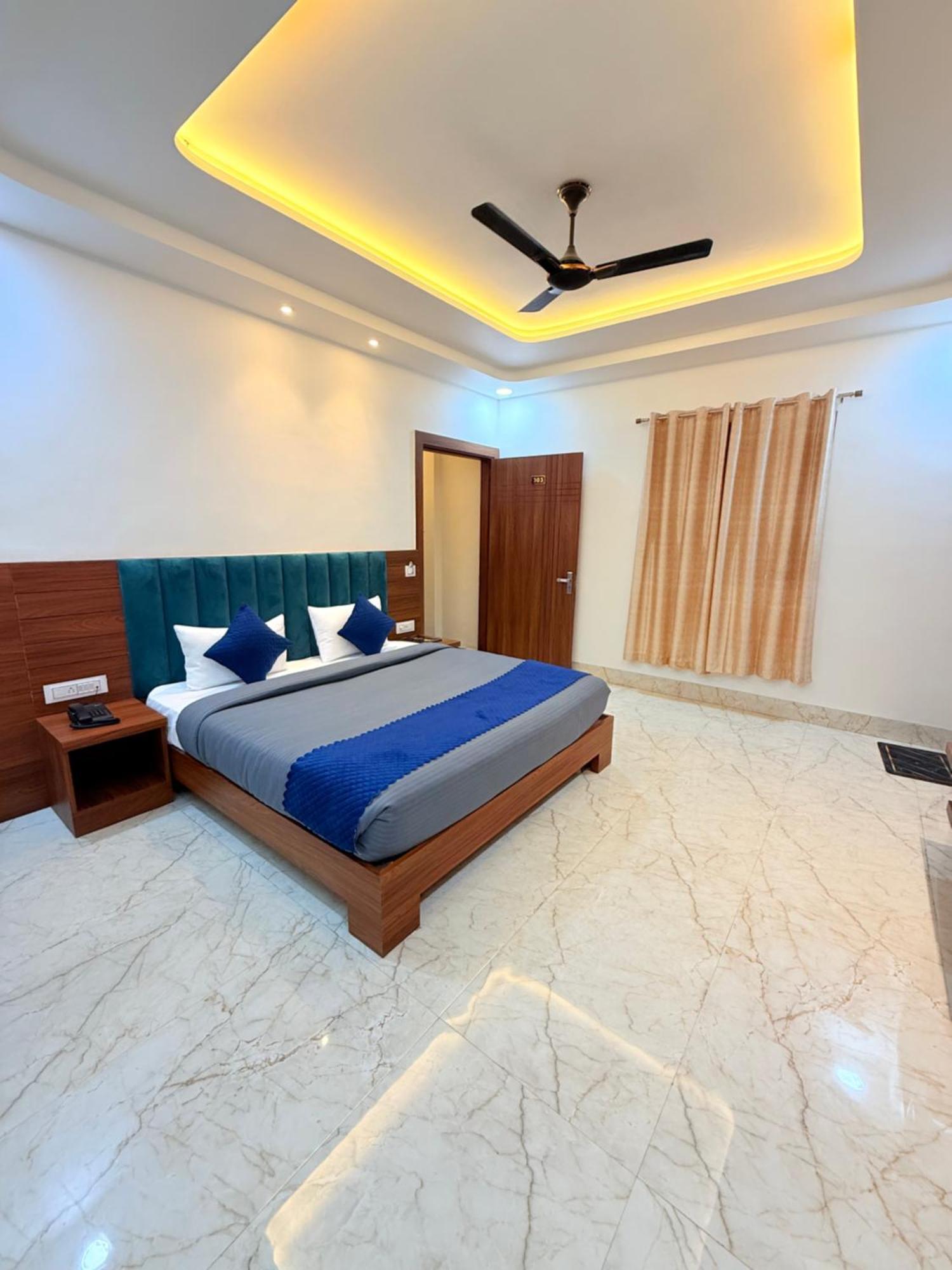 Hotel Tulip Light มถุรา ภายนอก รูปภาพ