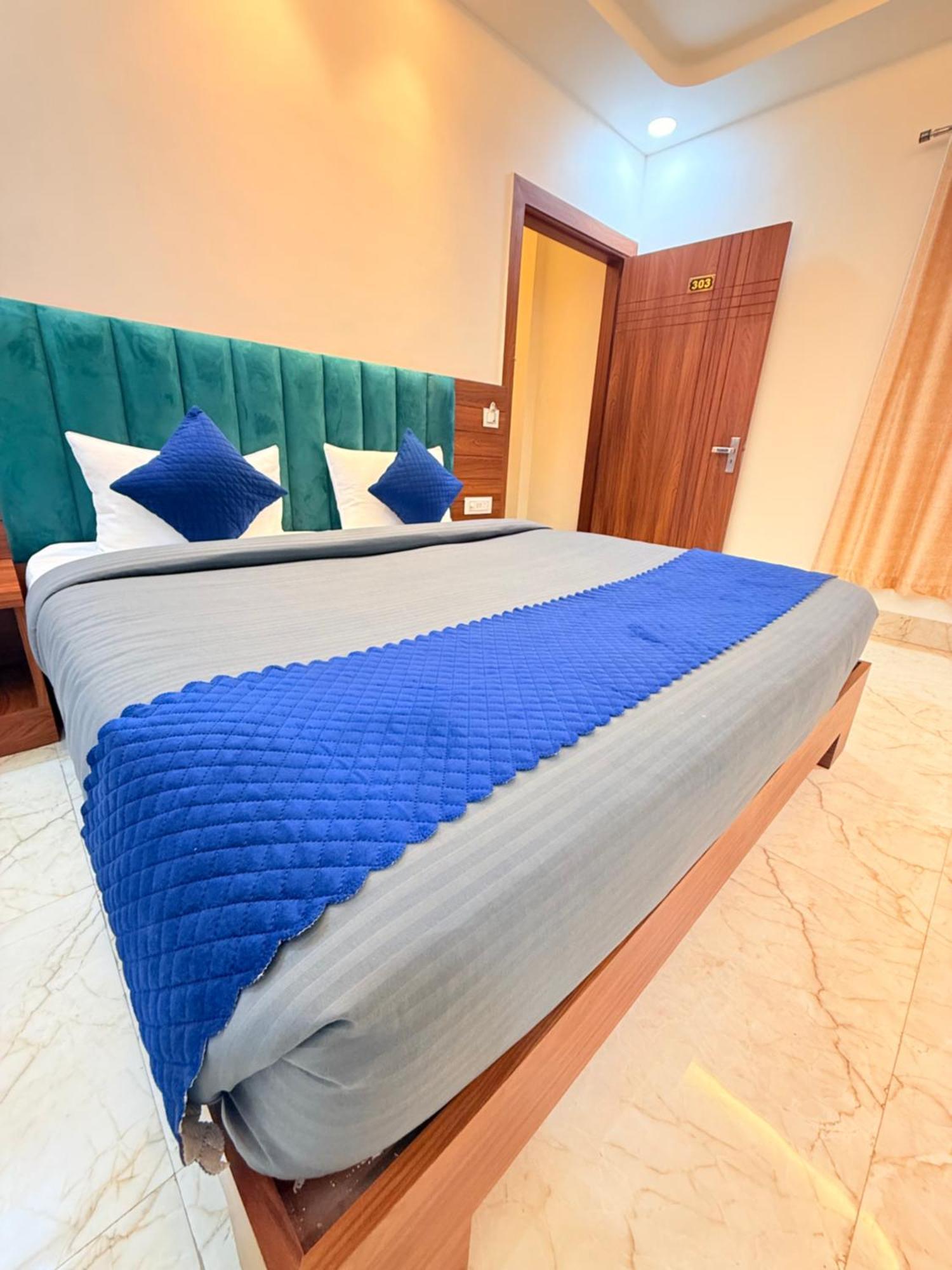 Hotel Tulip Light มถุรา ภายนอก รูปภาพ