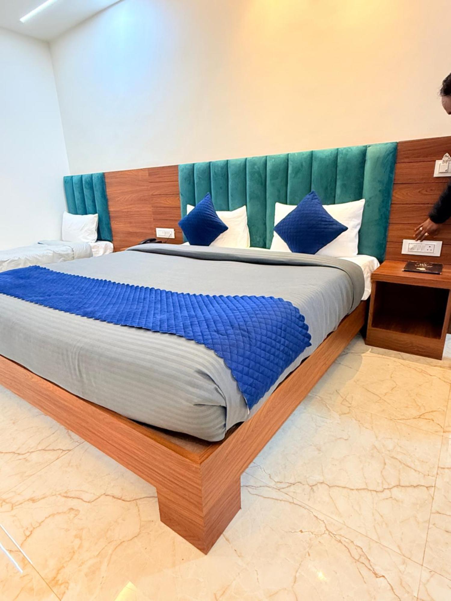 Hotel Tulip Light มถุรา ภายนอก รูปภาพ