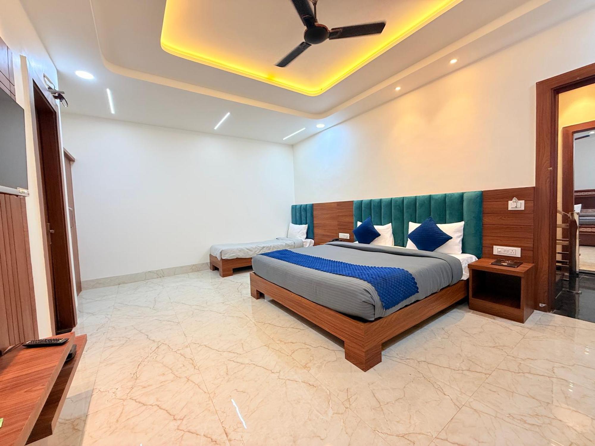 Hotel Tulip Light มถุรา ภายนอก รูปภาพ